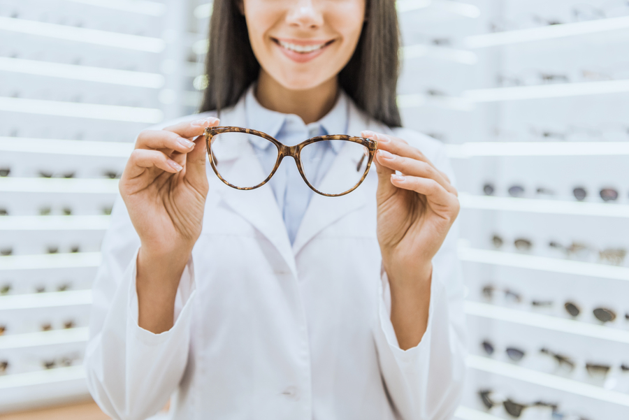 Lojista oferecendo um tipo de armação. Melhor software para ótica: dicas para escolher
