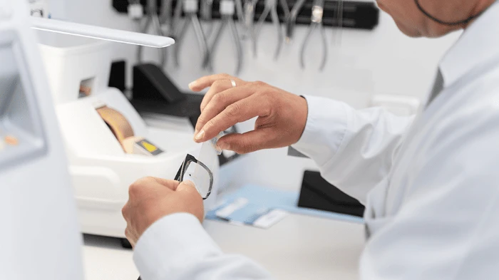 Laboratório óptico 4.0: da automação à análise de desempenho em tempo real