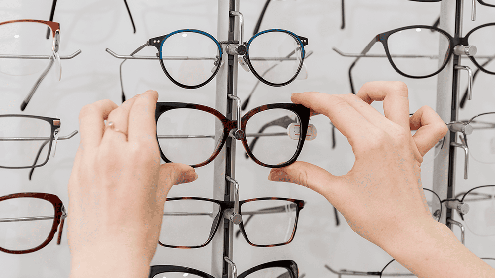 Armações em alta para 2026: tendências de moda que sua ótica precisa ter na vitrine 2 armacoes-tendencia-2026-moda-para-oticas